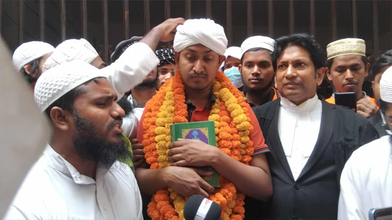 ঢাবির ছাত্রীকে হেনস্তায় গ্রেফতার যুবককে ছাড়াতে মধ্যরাতে থানায় ‘তৌহিদি জনতা’